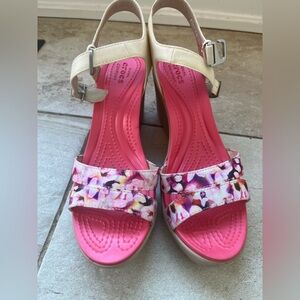 CROCS Women's Cream and Pink Patterned Wedges sz 8